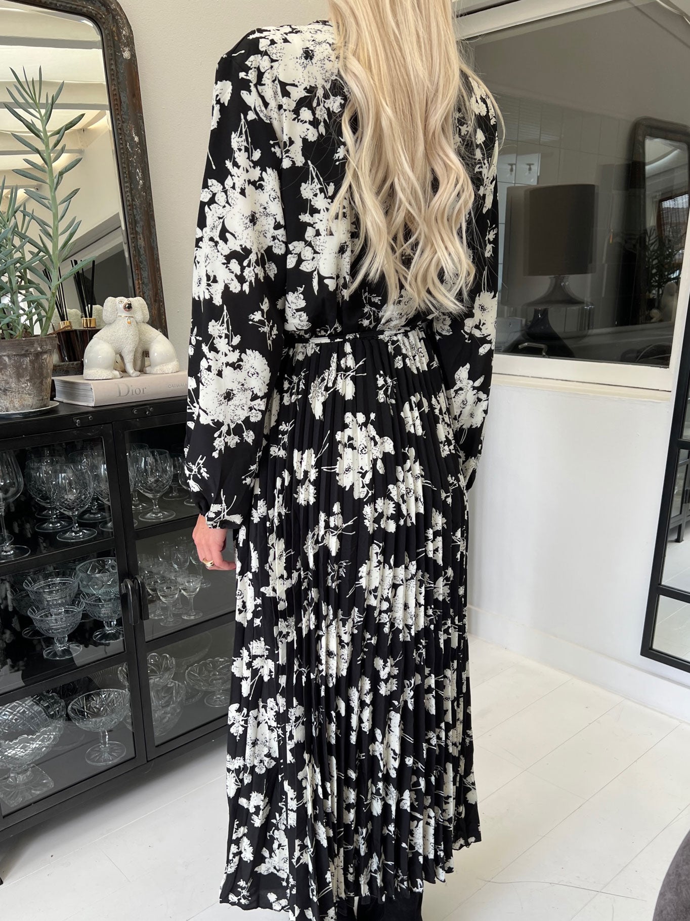 Marcella - Lång plus size klänning med veckad kjol